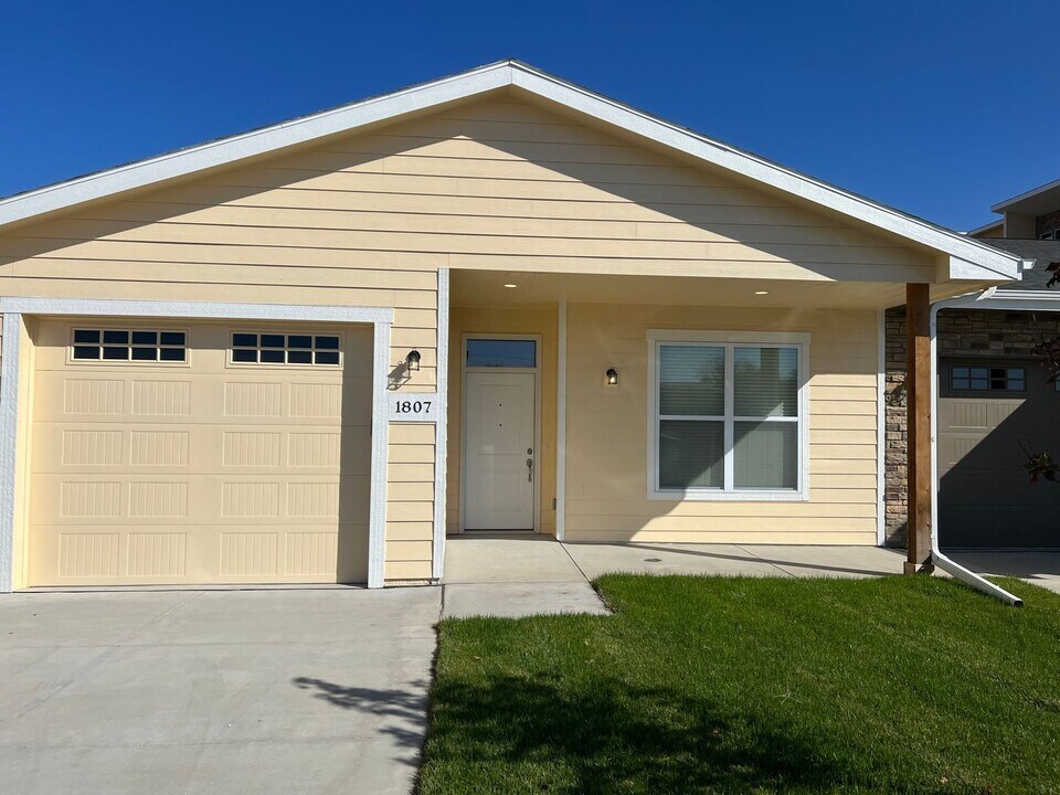 1725 Hillcrest Dr in Bellevue, NE - Building Photo