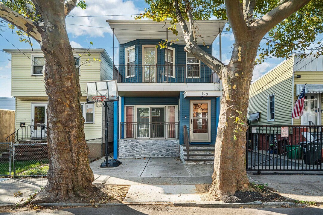 193 Nunda Ave in Jersey City, NJ - Building Photo