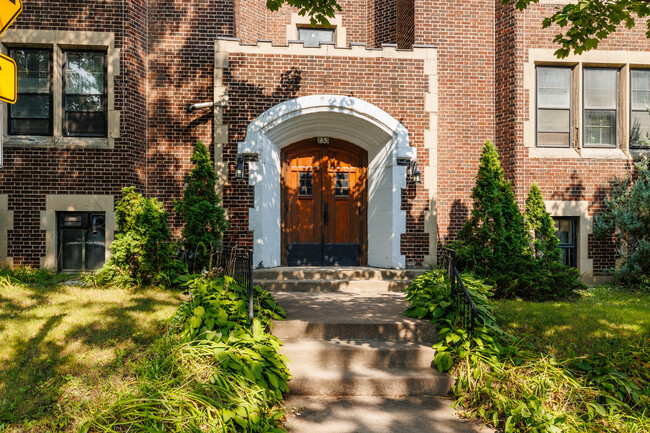 235 Melville Av in Westmount, QC - Building Photo - Building Photo