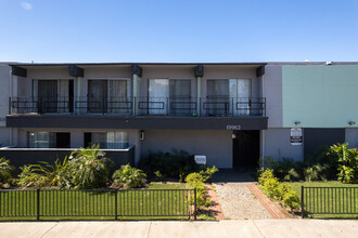 Big Roscoe Apartments in Winnetka, CA - Foto de edificio - Building Photo