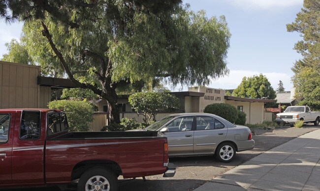 1101-1105 Woodside Rd in Redwood City, CA - Foto de edificio - Building Photo