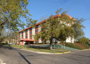 Casa Calderon in Tallahassee, FL - Foto de edificio - Building Photo