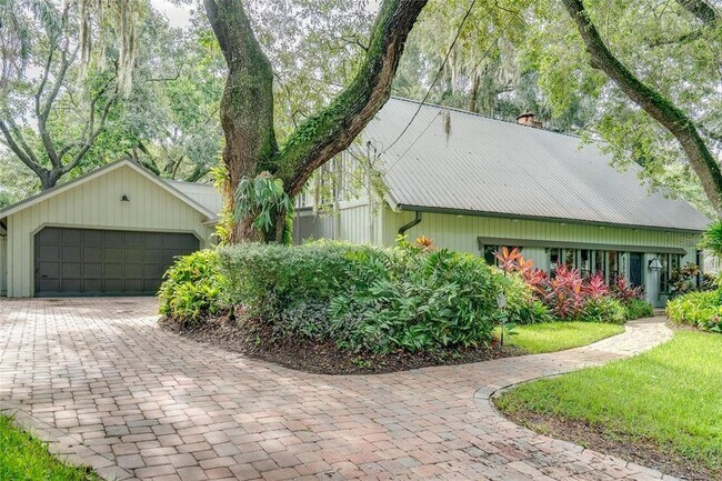 8303 N River Oaks Ct in Tampa, FL - Building Photo - Building Photo