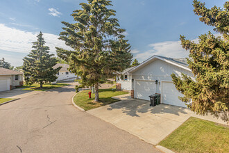 Lakeside Village in Sherwood Park, AB - Building Photo - Building Photo