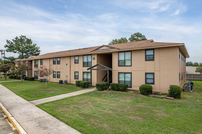 Westbrook Villa in West Monroe, LA - Foto de edificio - Building Photo