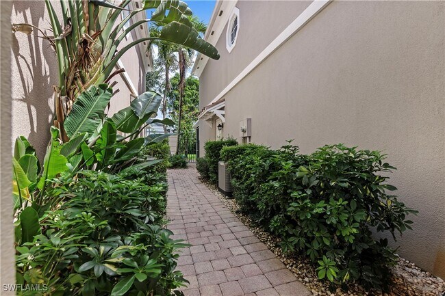 5782 Cove Cir in Naples, FL - Building Photo - Building Photo