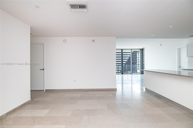 88 SW 7th St, Unit 1004 in Miami, FL - Building Photo - Building Photo