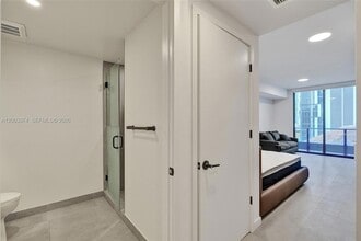 121 NE 5th St, Unit 807 in Miami, FL - Foto de edificio - Building Photo