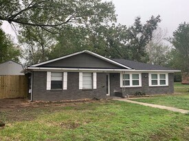 231 Acker St in Magnolia, TX - Building Photo