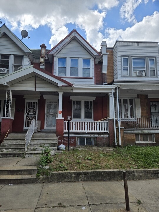 5728 Hunter St in Philadelphia, PA - Building Photo