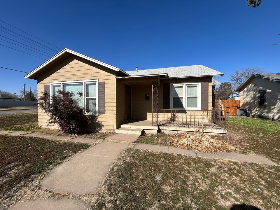 2420 37th St in Lubbock, TX - Building Photo