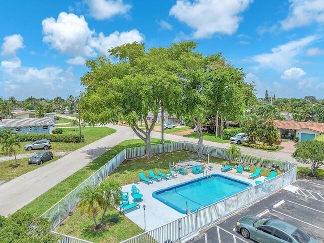 1720 NW 37th St in Oakland Park, FL - Foto de edificio - Building Photo