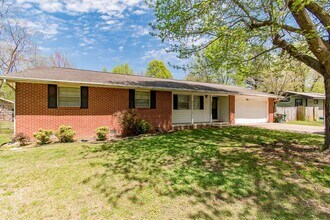 2340 W Berry St in Fayetteville, AR - Building Photo - Building Photo