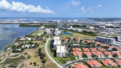 732 Bayside Dr, Unit 304 in Cape Canaveral, FL - Foto de edificio - Building Photo