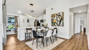 651 Shiloh Terrace in Davie, FL - Building Photo