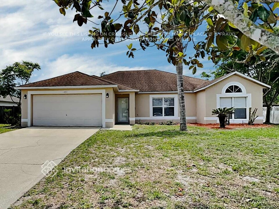 1351 Azora Dr in Deltona, FL - Foto de edificio