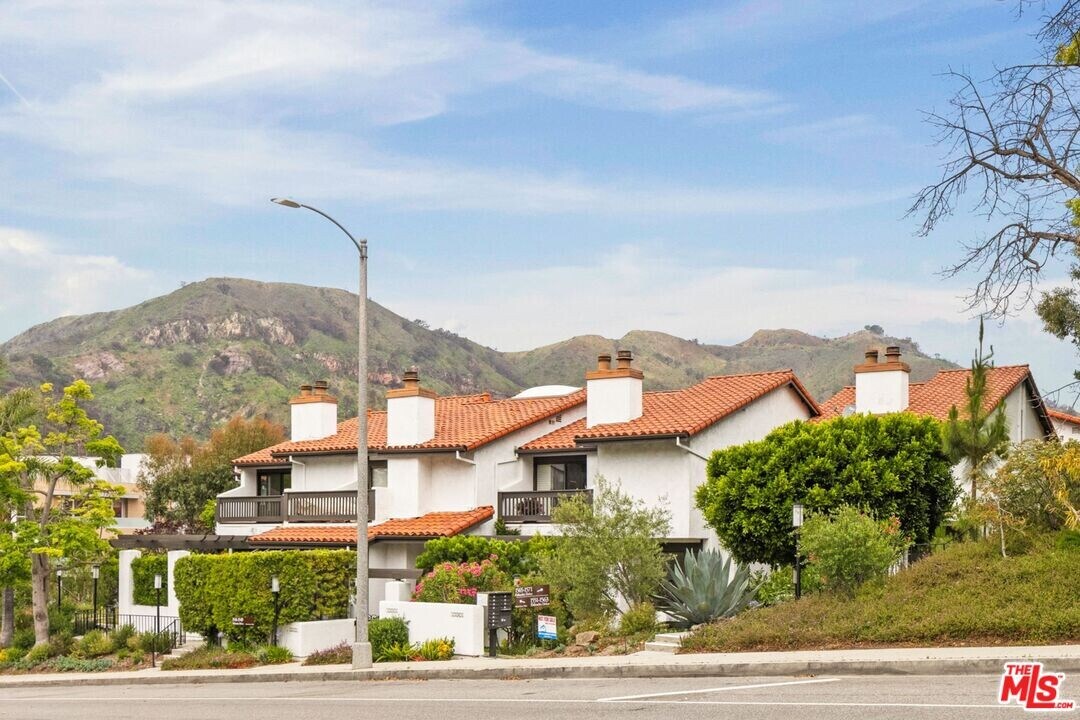 1559 Palisades Dr in Los Angeles, CA - Building Photo