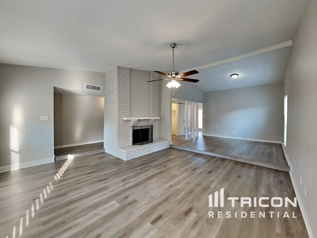5001 Oregon Ct in Grand Prairie, TX - Building Photo - Building Photo