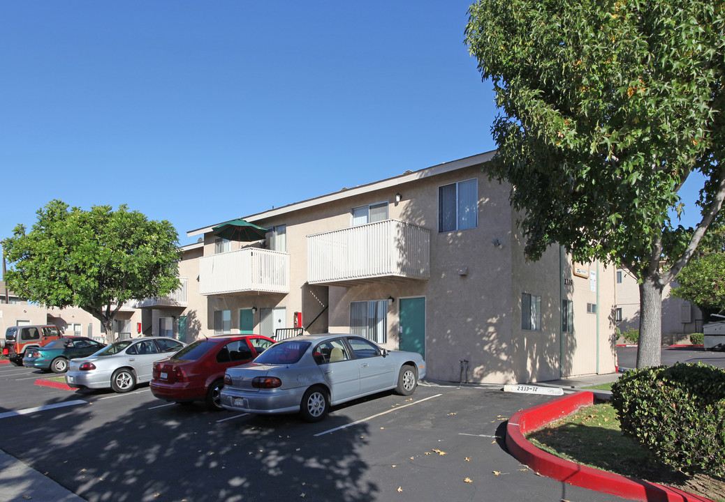 2313-2319 E Beyer Blvd in San Diego, CA - Building Photo