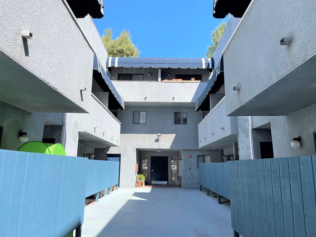 10926 Huston St in North Hollywood, CA - Building Photo - Building Photo