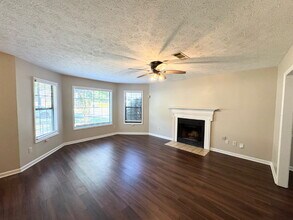 4991 Sugar Creek Dr in Sugar Hill, GA - Foto de edificio - Building Photo