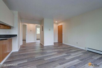 430 E 14th Ave in Anchorage, AK - Foto de edificio - Building Photo