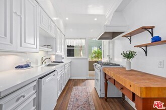 8724 Shoreham Dr in West Hollywood, CA - Building Photo - Building Photo