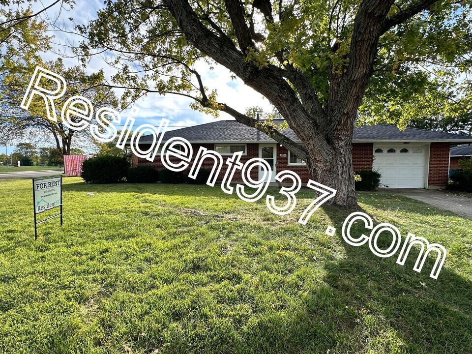 5884 Traymore Dr in Huber Heights, OH - Building Photo