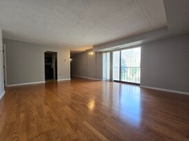 1243 Beacon St, Unit 2D in Brookline, MA - Building Photo