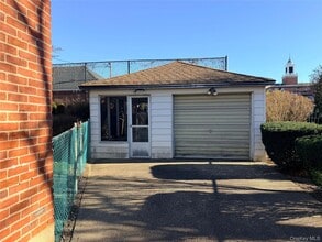 142 Kamda Blvd in New Hyde Park, NY - Foto de edificio - Building Photo