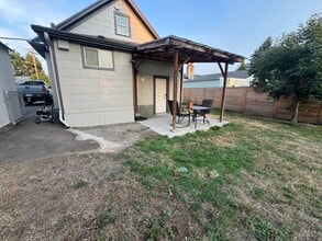 11121 SE 31st Ave, Unit b in Milwaukie, OR - Building Photo - Building Photo