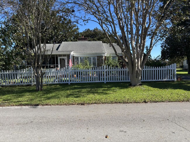 property at 618 E Sabiston Dr