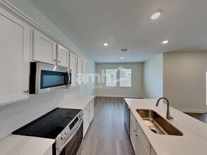 2526 Feather Crst Dr in St. Cloud, FL - Foto de edificio - Building Photo