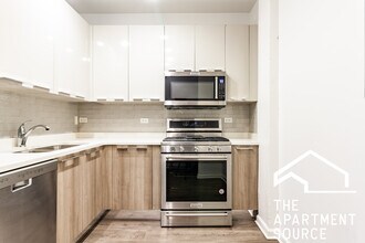 930 W Dakin St, Unit 205 in Chicago, IL - Building Photo - Building Photo