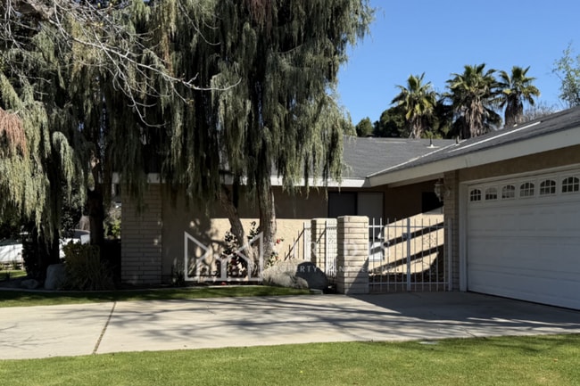 1304 La Puente Dr in Bakersfield, CA - Building Photo - Building Photo