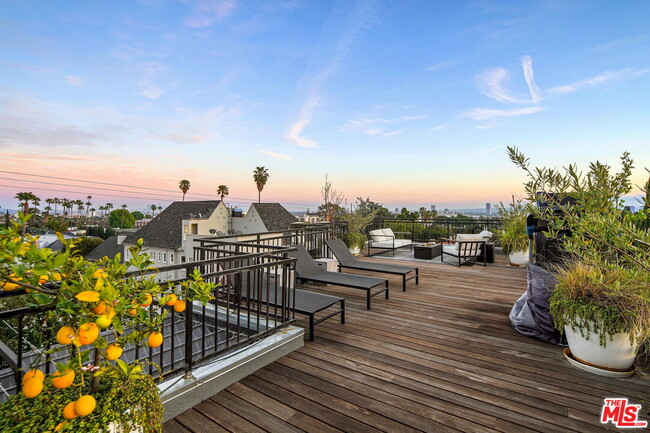 1412 N Crescent Heights Blvd-Unit -PH206 in West Hollywood, CA - Foto de edificio - Building Photo