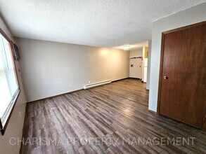 1005 4th St, Unit 10 in Garretson, SD - Foto de edificio - Building Photo