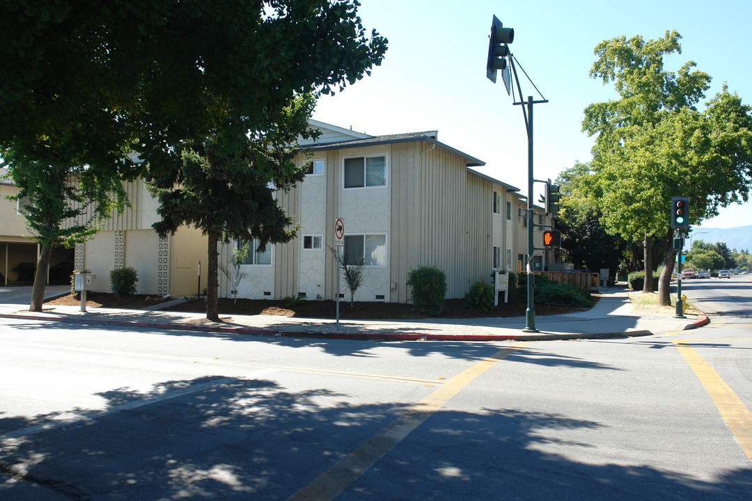 1640 Stokes St in San Jose, CA - Foto de edificio