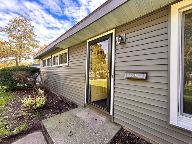 1716 Matilda St NE in Grand Rapids, MI - Foto de edificio - Building Photo