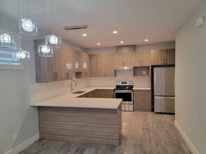 831 Wilson Ave in Kelowna, BC - Building Photo - Building Photo