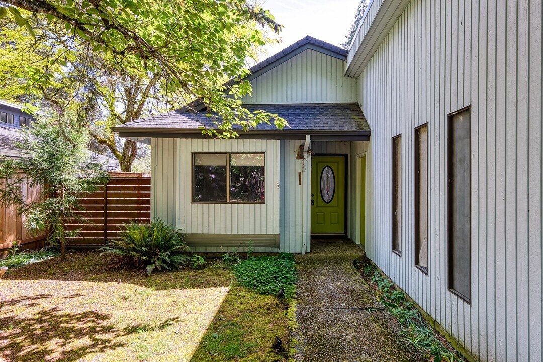 5854 Lakeview Blvd in Lake Oswego, OR - Building Photo