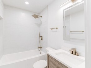 126 E Scotland Dr in Irving, TX - Building Photo - Building Photo