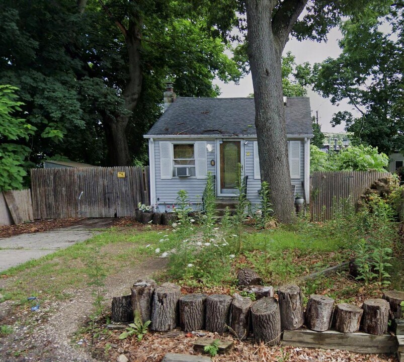 109 Wyona Ave in Selden, NY - Building Photo