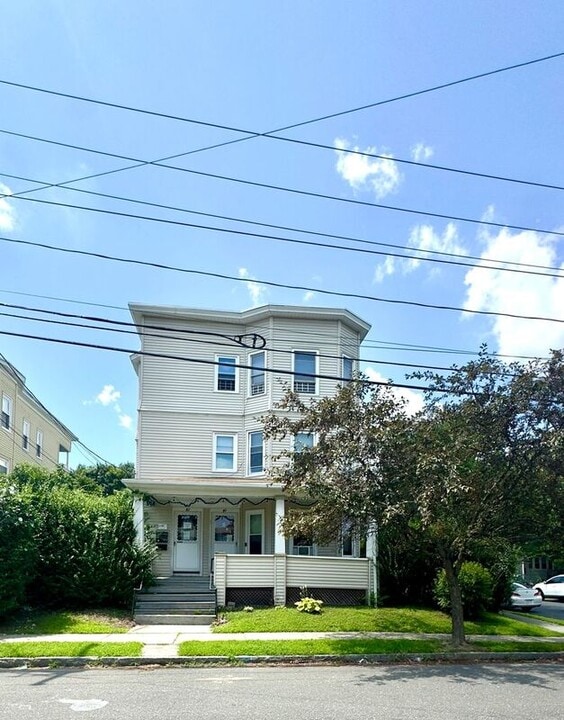 42 Orchard St in Chicopee, MA - Building Photo