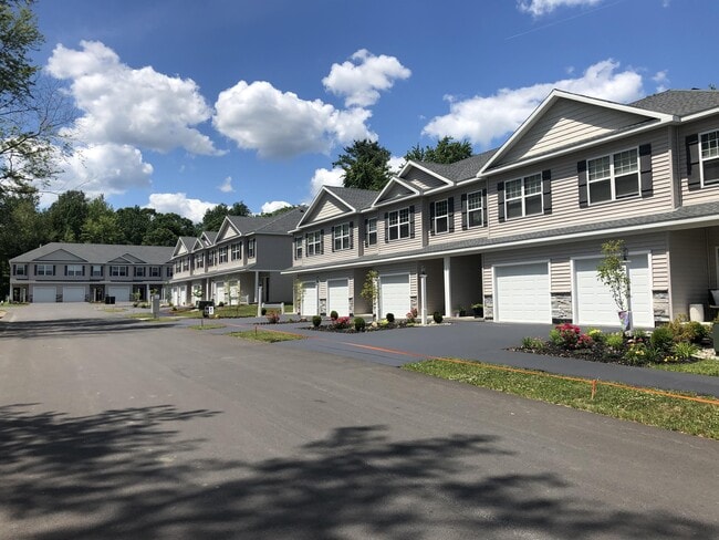 2405 Rosa RoadRidge Manor Ct in Niskayuna, NY - Building Photo - Building Photo