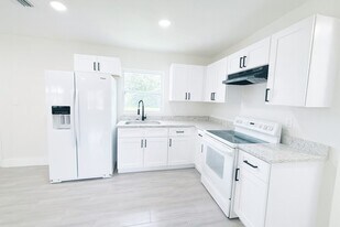 579-581 Wood Ave in Ft. Myers, FL - Building Photo