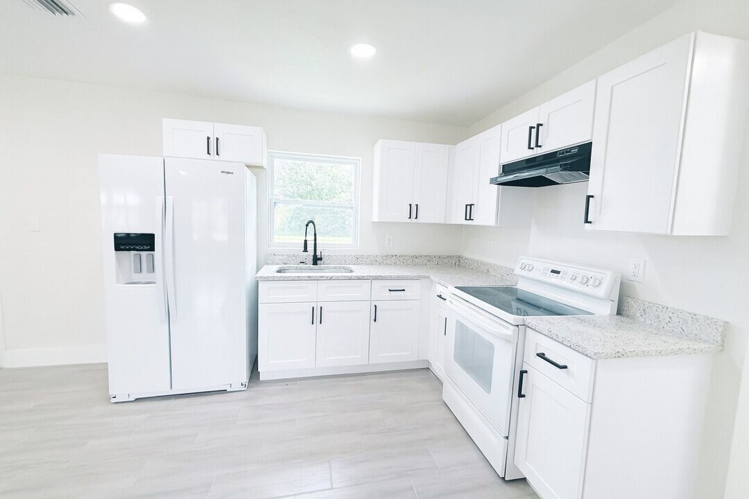 579-581 Wood Ave in Ft. Myers, FL - Building Photo