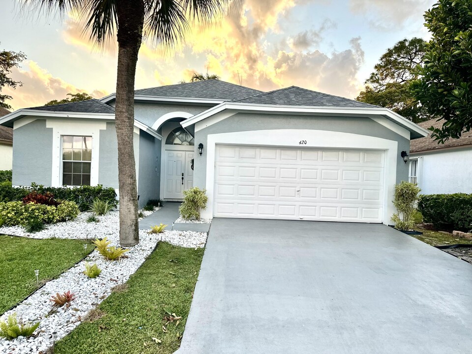420 Trotters Ln in Greenacres, FL - Foto de edificio