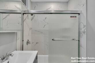 142 Sutherland Rd, Unit 2 in Boston, MA - Foto de edificio - Building Photo