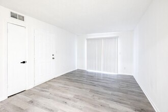 Adar at Golden Gate in Stone Mountain, GA - Foto de edificio - Building Photo